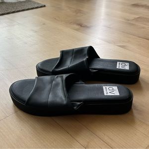 NWOT Dolce Vita Platform Slides